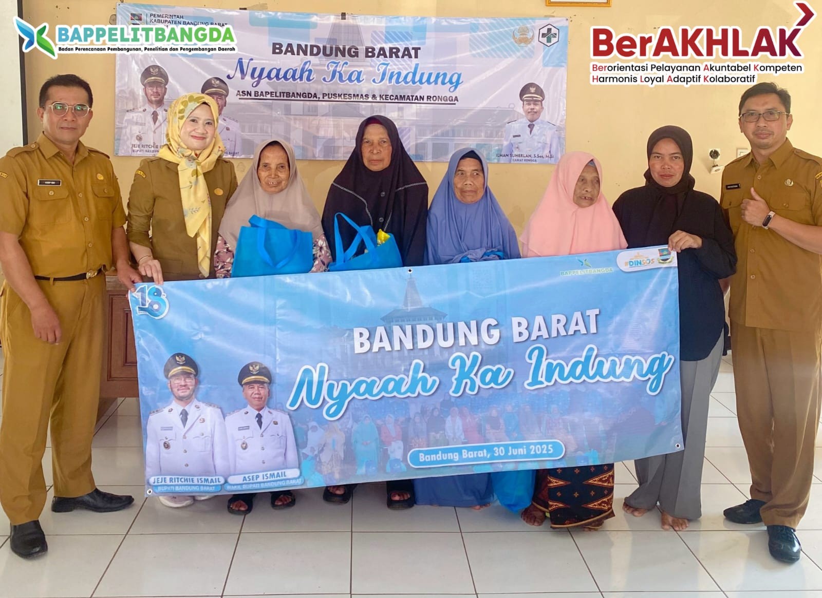 Penyerahan Bantuan Nyaah Ka Indung Di Kecamatan Rongga sebagai bentuk Implementasi Budaya Berakhlak